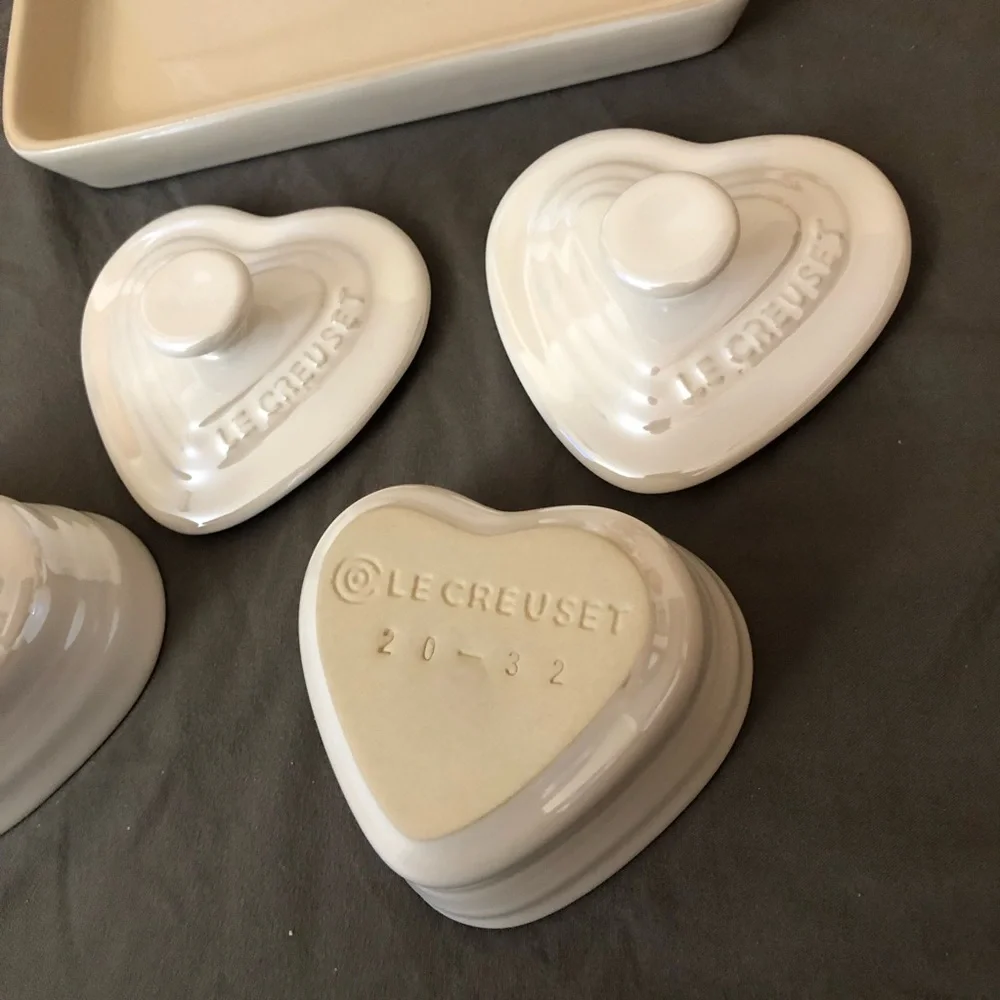 NEW Le Creuset Petite Ramekin Set of 2 Heart shaped Pearlized White with Tray - Picture 9 of 13